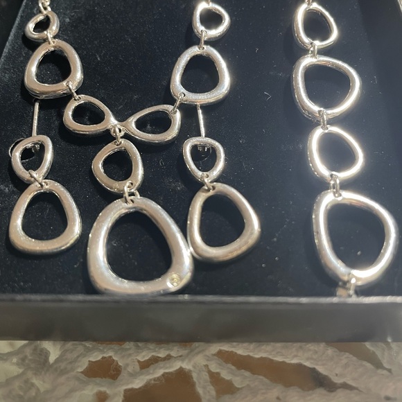 Elegant Silver Jewelry Set - Picture 2 of 2